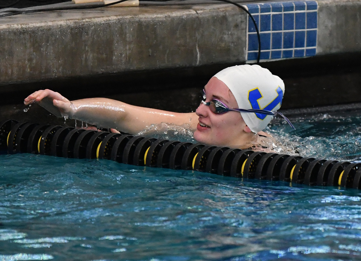 17.girls_100back